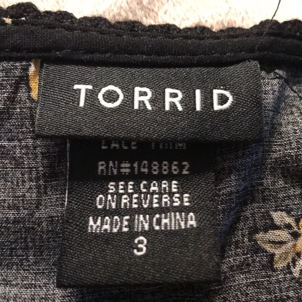 Torrid Black with yellow roses print blouse SZ 3 - Picture 6 of 7